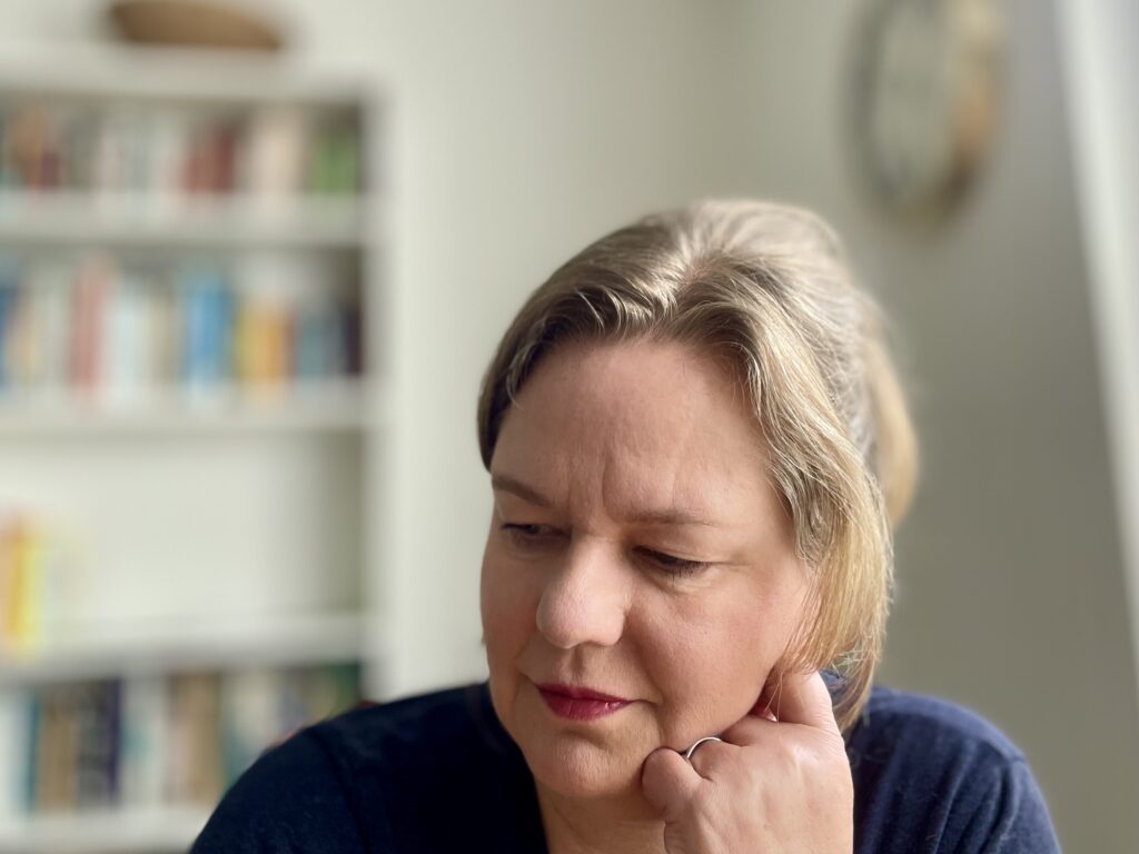 Bettina Steinhage in einem stillen, nachdenklichen Moment.